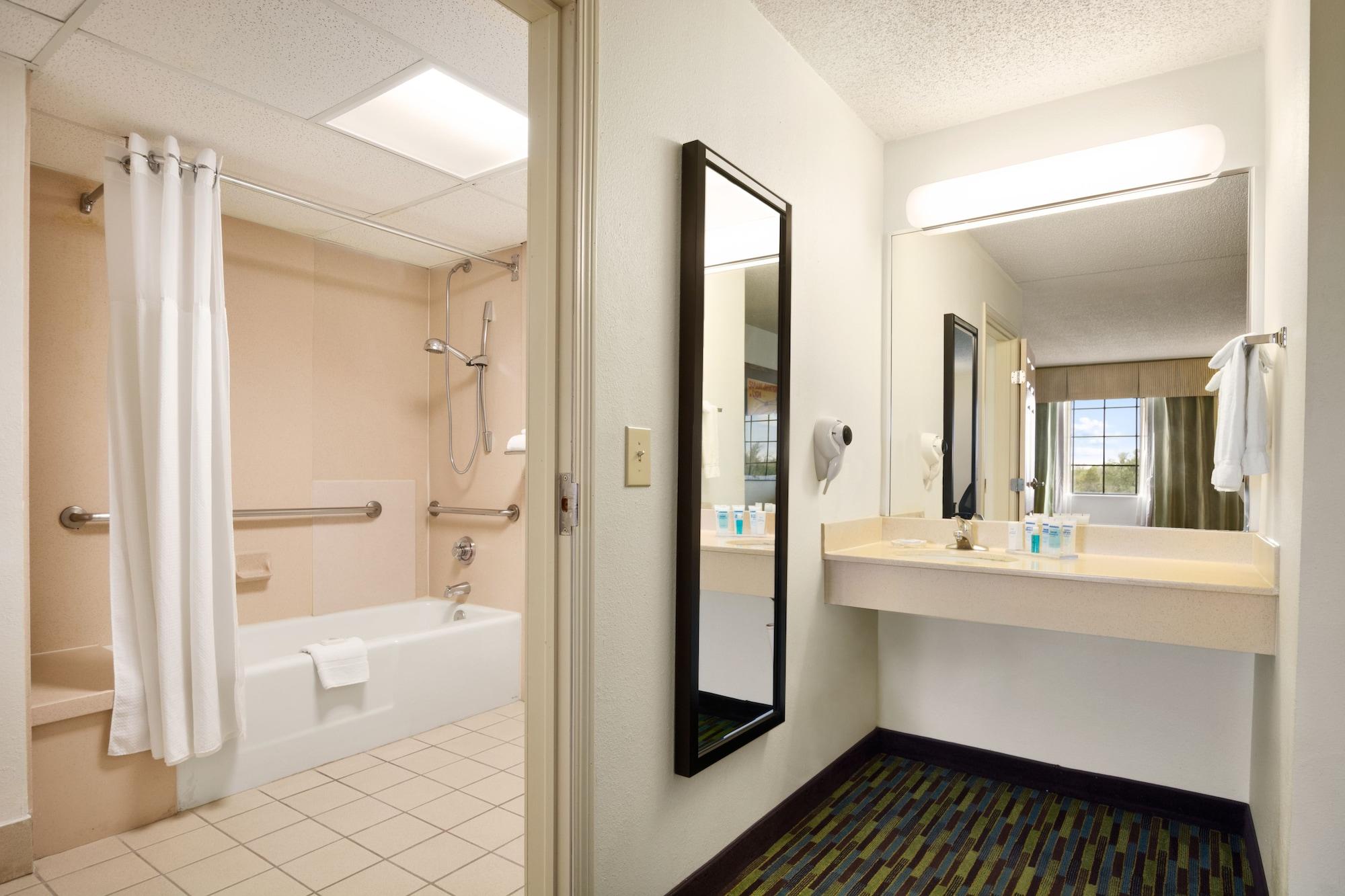 Hotel Wyndham Garden Wichita Downtown Zewnętrze zdjęcie