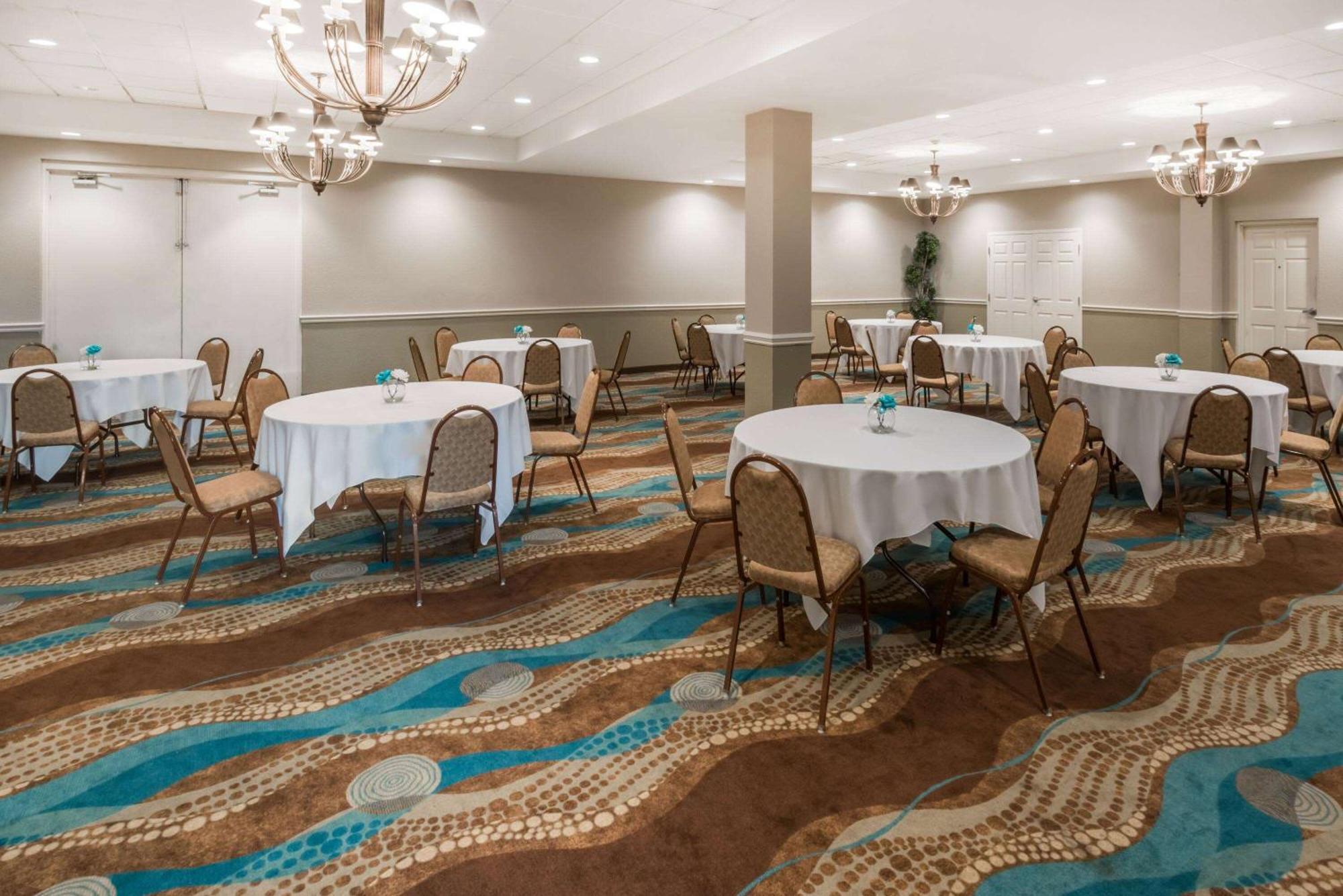 Hotel Wyndham Garden Wichita Downtown Zewnętrze zdjęcie