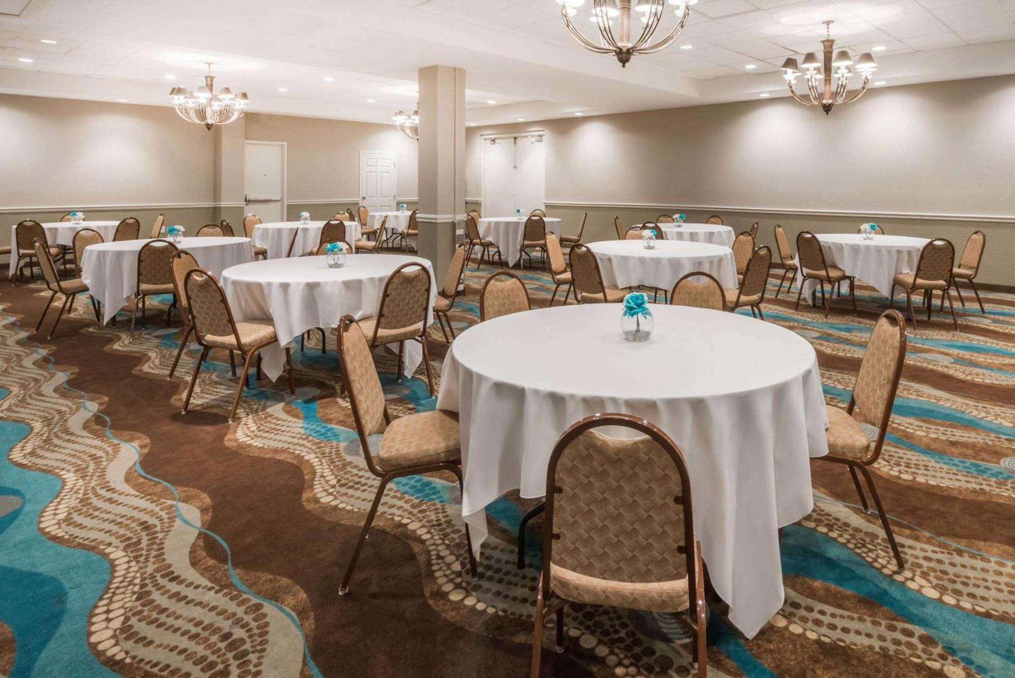 Hotel Wyndham Garden Wichita Downtown Zewnętrze zdjęcie